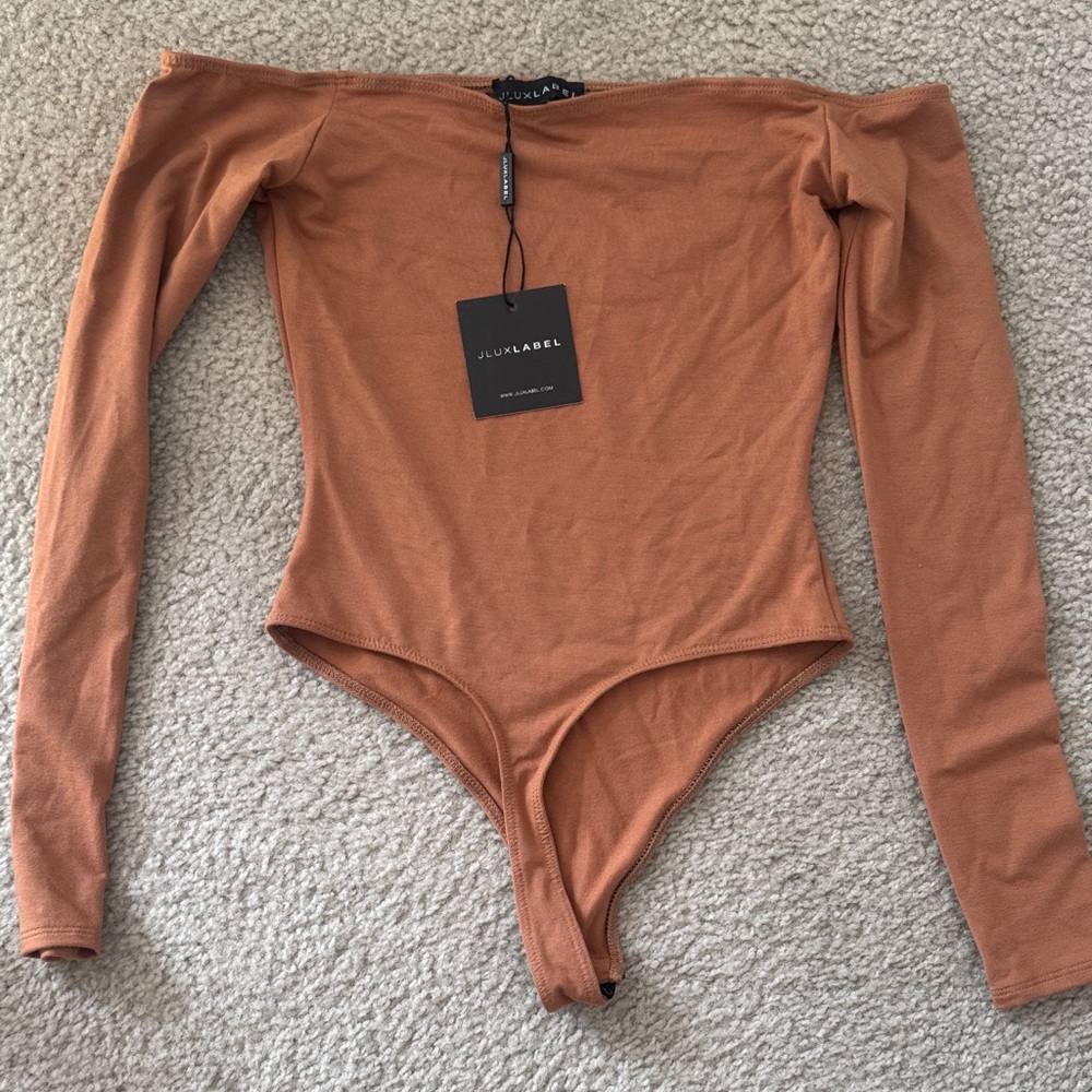 JLUXLABEL Off-Shoulder Bodysuit in Warm Brown
